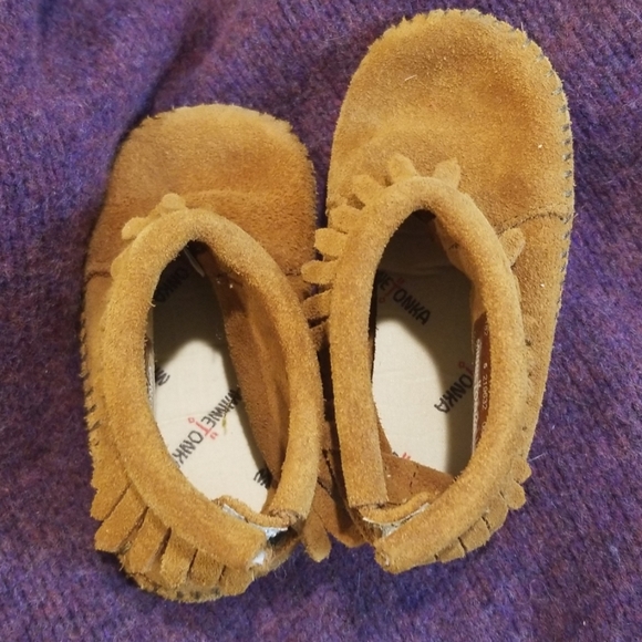 Minnetonka toddler fringe boots size 5 - Picture 3 of 4